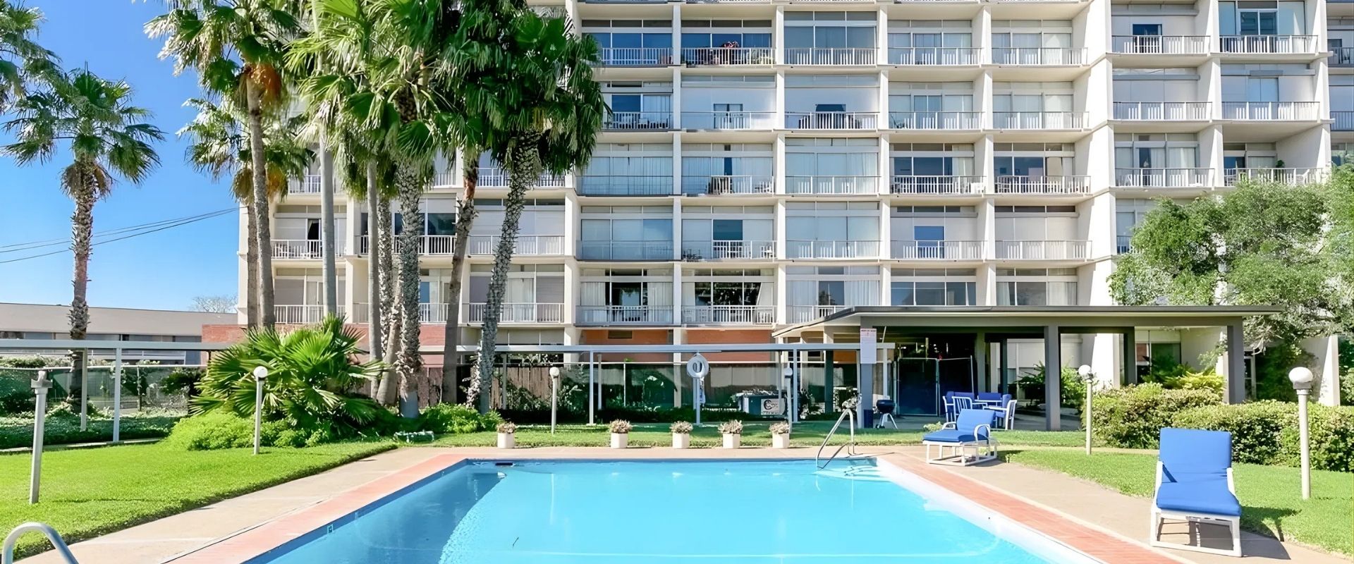 4600 condos pool